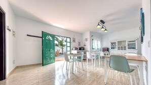 Dining - Casa Casa NoPasaNada, habitación Triple Los Lobos (Tinajo)