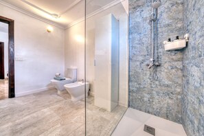 Regadera, secadora de cabello, toallas, papel de baño 
