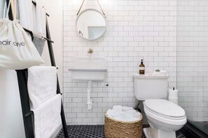 Dusche, Haartrockner, Handtücher, Seife