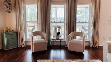 Smart TV, fireplace, ping pong