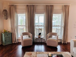 Älytelevisio, takka, pöytätennispöytä