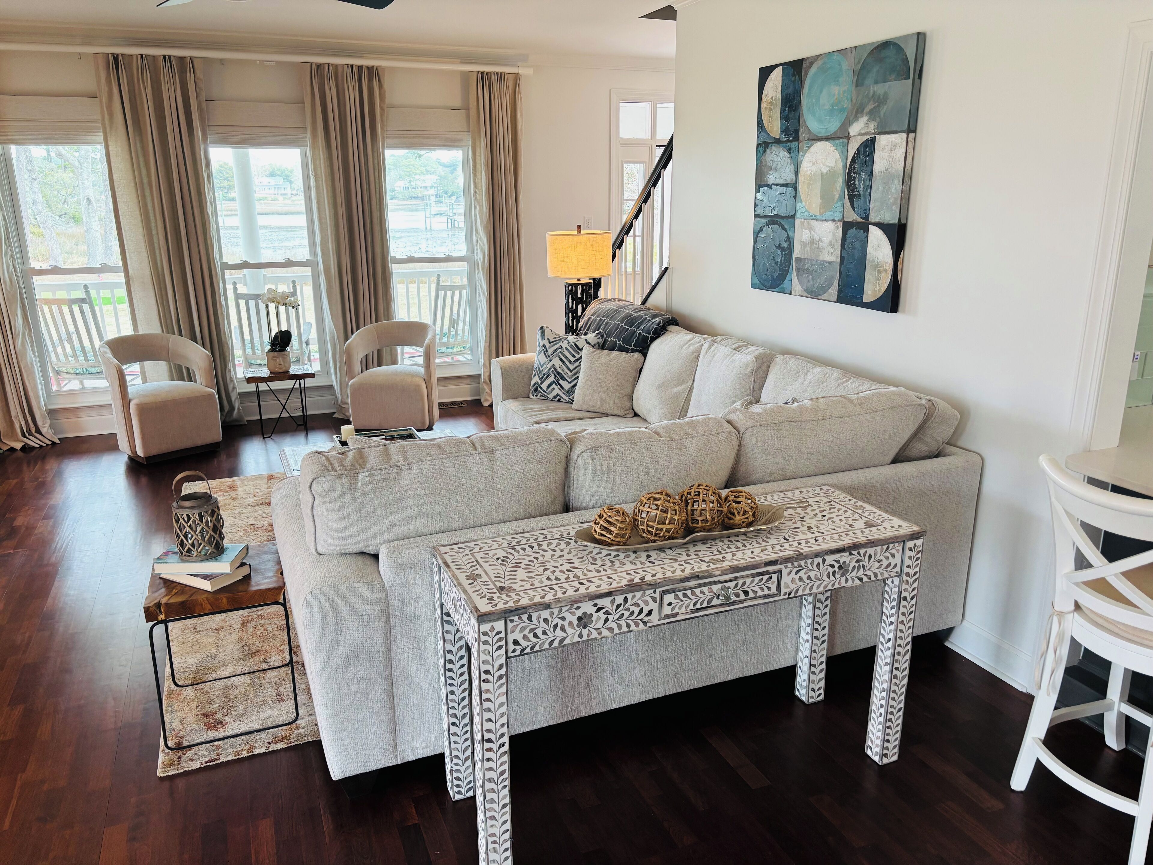 Älytelevisio, takka, pöytätennispöytä