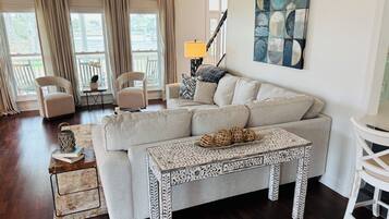 Älytelevisio, takka, pöytätennispöytä