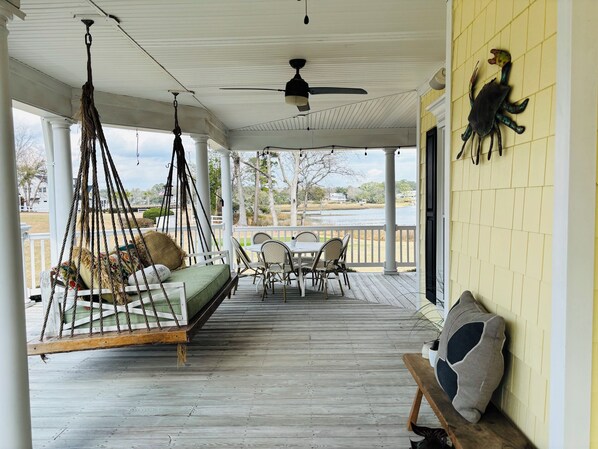 Outdoor dining - A charming 3-bed/3.5 bath home with in-ground pool and jacuzzi on Pages Creek (Wilmington)