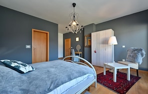 4 bedrooms, travel crib, free WiFi, bed sheets