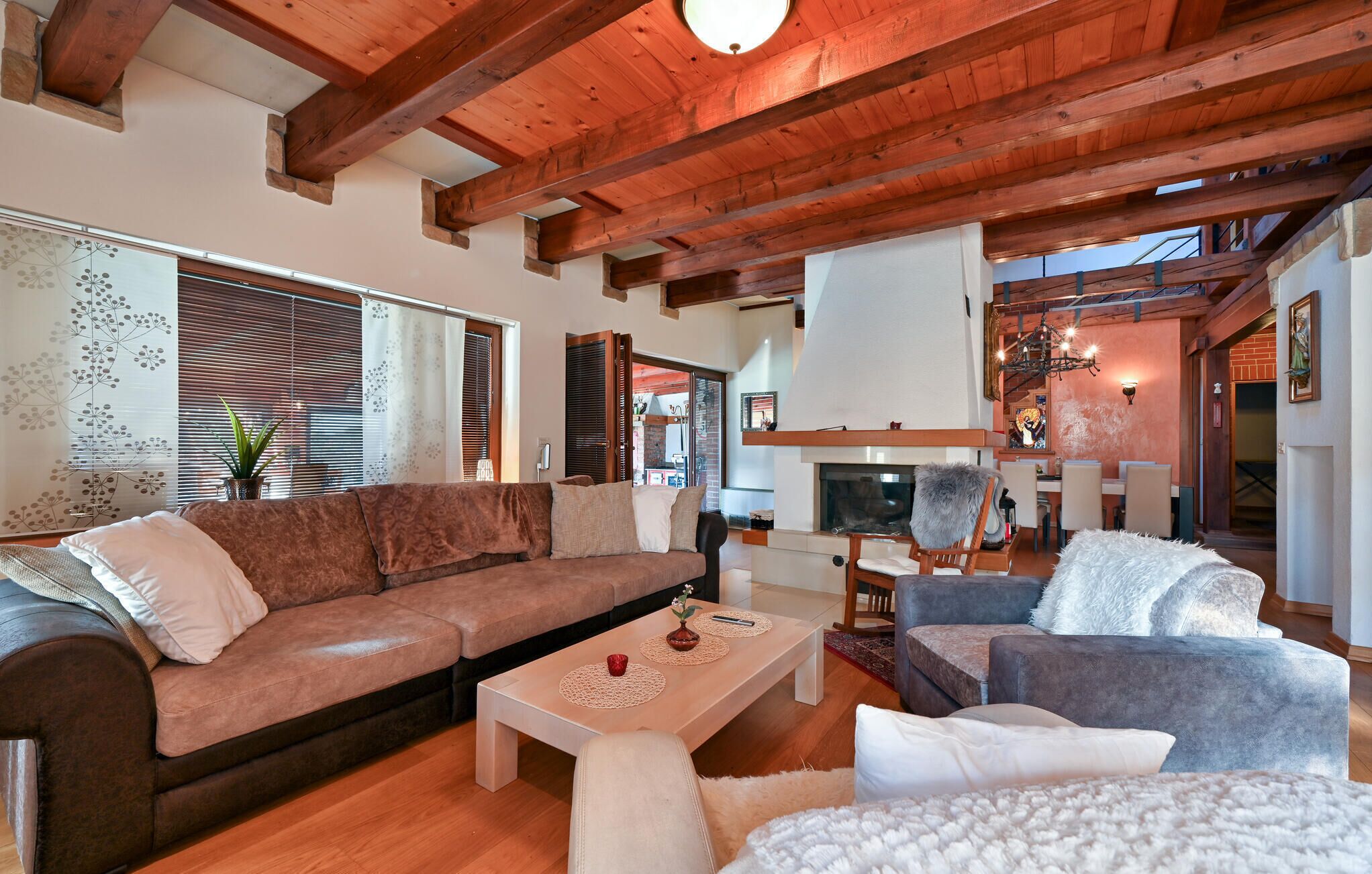 Televisor intel·ligent, llar de foc, reproductor de DVD i futbolí 