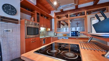 Frigorífico, horno, placa de cocina y lavavajillas