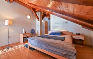 4 bedrooms, travel crib, free WiFi, bed sheets