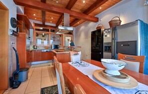 Fridge, microwave, oven, stovetop - Beautiful home in Cakovec with sauna (Cakovec)