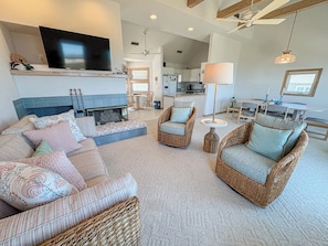 TV - MacWater Beach House - Classic 5 BR Oceanfront home in Southern Shores (Southern Shores)