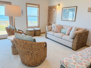 TV - MacWater Beach House - Classic 5 BR Oceanfront home in Southern Shores (Southern Shores)
