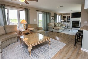 TV - Pelican's Way - 4 BR Oceanfront Cottage in Southern Shores (Southern Shores)