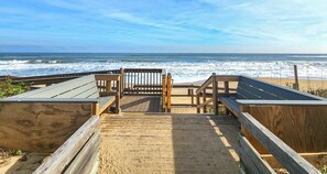 Playa en los alrededores y camastros 