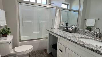 Hiustenkuivaaja, pyyhkeet, saippua, vessapaperi