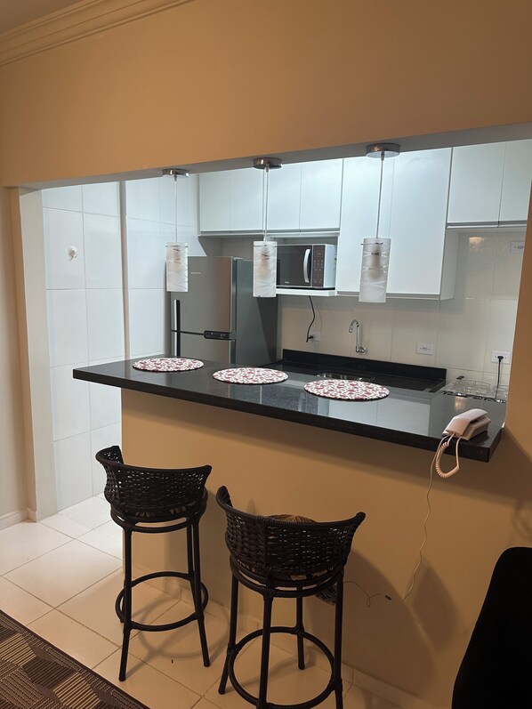 Kühlschrank, Herdplatte, Kochgeschirr/Geschirr/Besteck