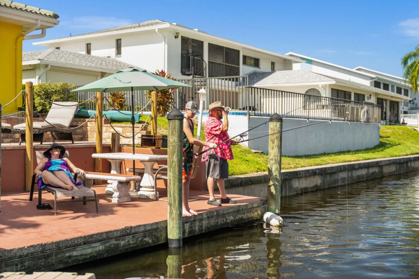 Une propriété située au bord de l’eau, dotée d’un quai, d’un espace extérieur aménagé et d’une piscine.
