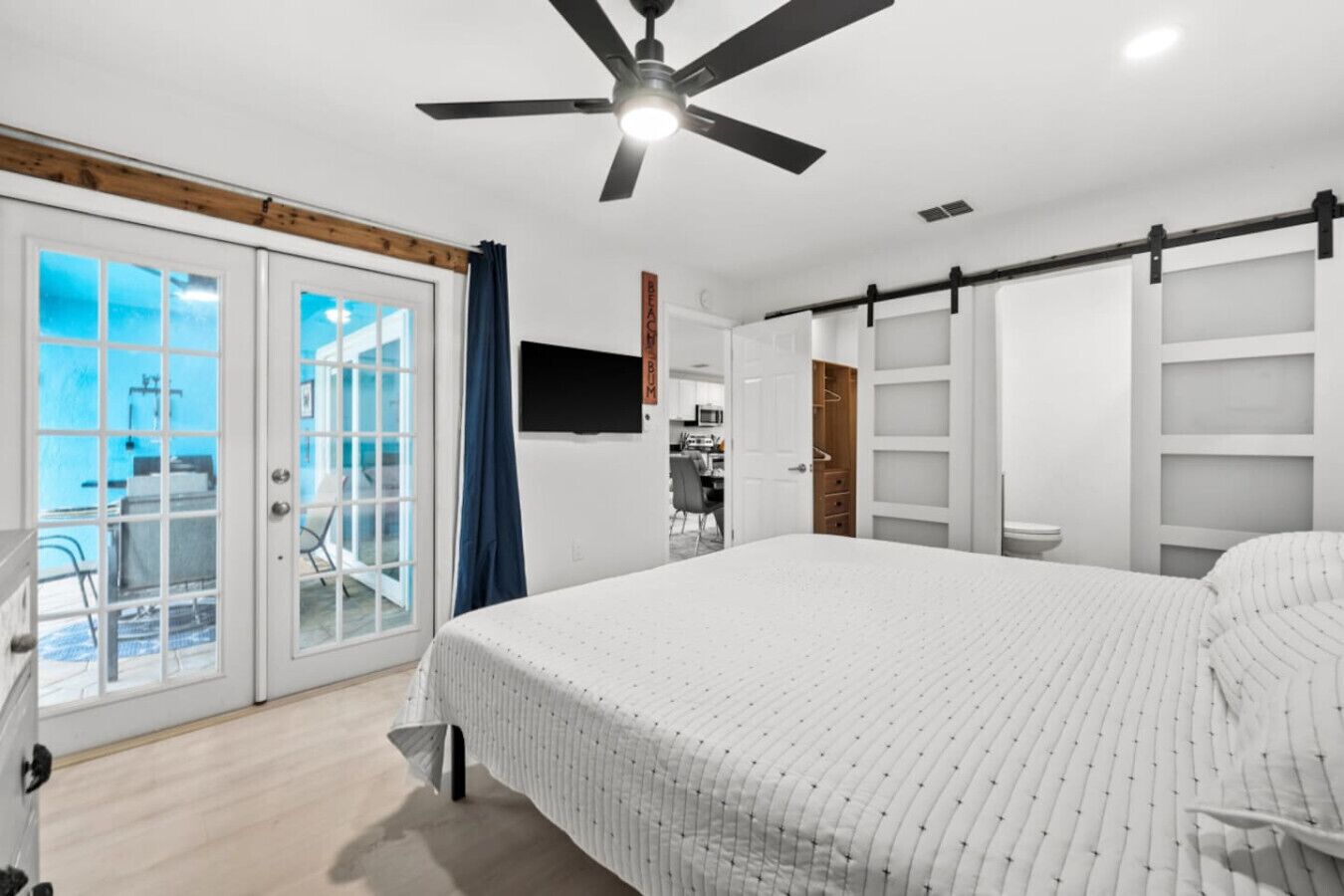 2 quartos, escrivaninha, ferros/tábuas de passar roupa, berço de viagem