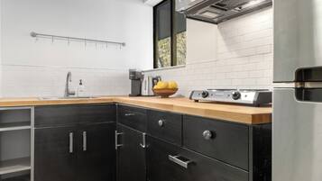 Cafetera/tetera, refrigerador, microondas, utensilios de cocina