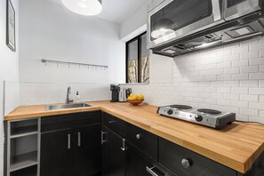 Kjøleskap, mikrobølgeovn, kaffetrakter/tekoker og kjøkkenutstyr
