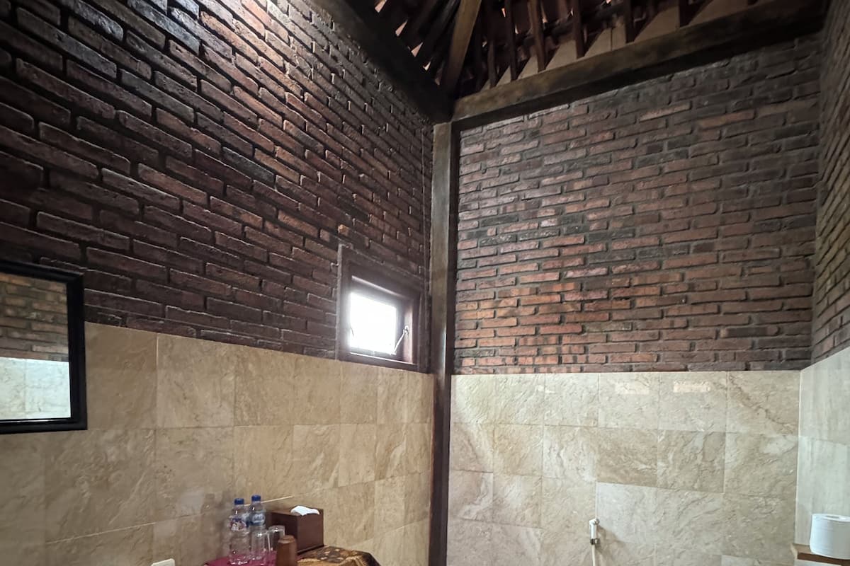 Chambre Deluxe Double ou avec lits jumeaux | Salle de bain | Douche, serviettes fournies, savon, shampoing
