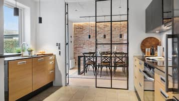 Køleskab, kogeplade, opvaskemaskine, kaffe-/temaskine