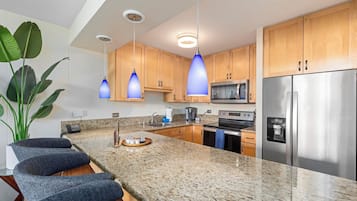 Microondas, horno, parrilla de estufa y lavavajillas