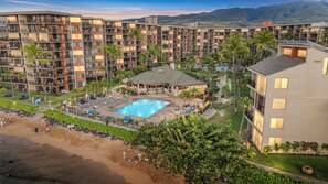 Un hotel con varias plantas, una piscina y una zona de playa.