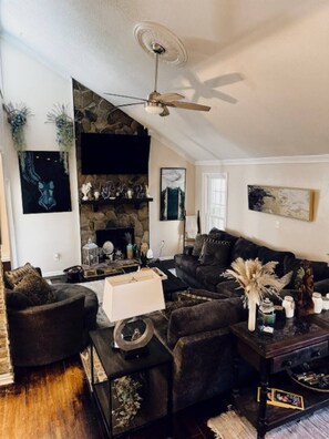 Smart TV, fireplace, books, music library - Masters Tournament Oasis Walking Distance & Tunnel Access (Augusta)