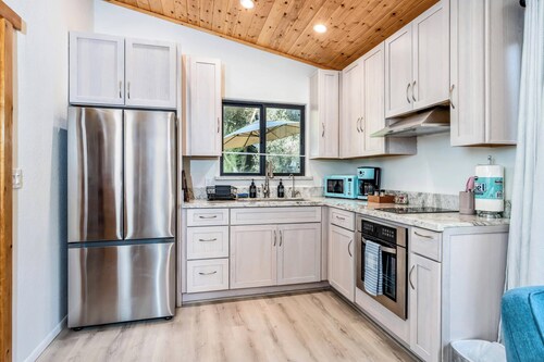 Meadow View Nest - Charming Studio in Oakhurst [Sleeps 3]