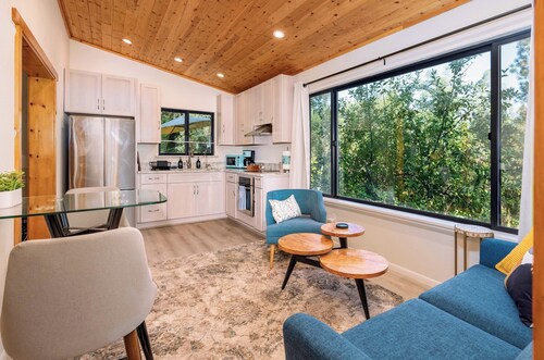 Meadow View Nest - Charming Studio in Oakhurst [Sleeps 3]