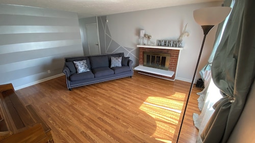 Charming 2-bedroom house in lovely Indianapolis with AC, WiFi