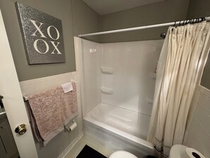 Sèche-cheveux, serviettes fournies, savon, papier toilette