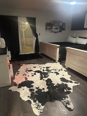 3 bedrooms, desk, iron/ironing board, travel crib