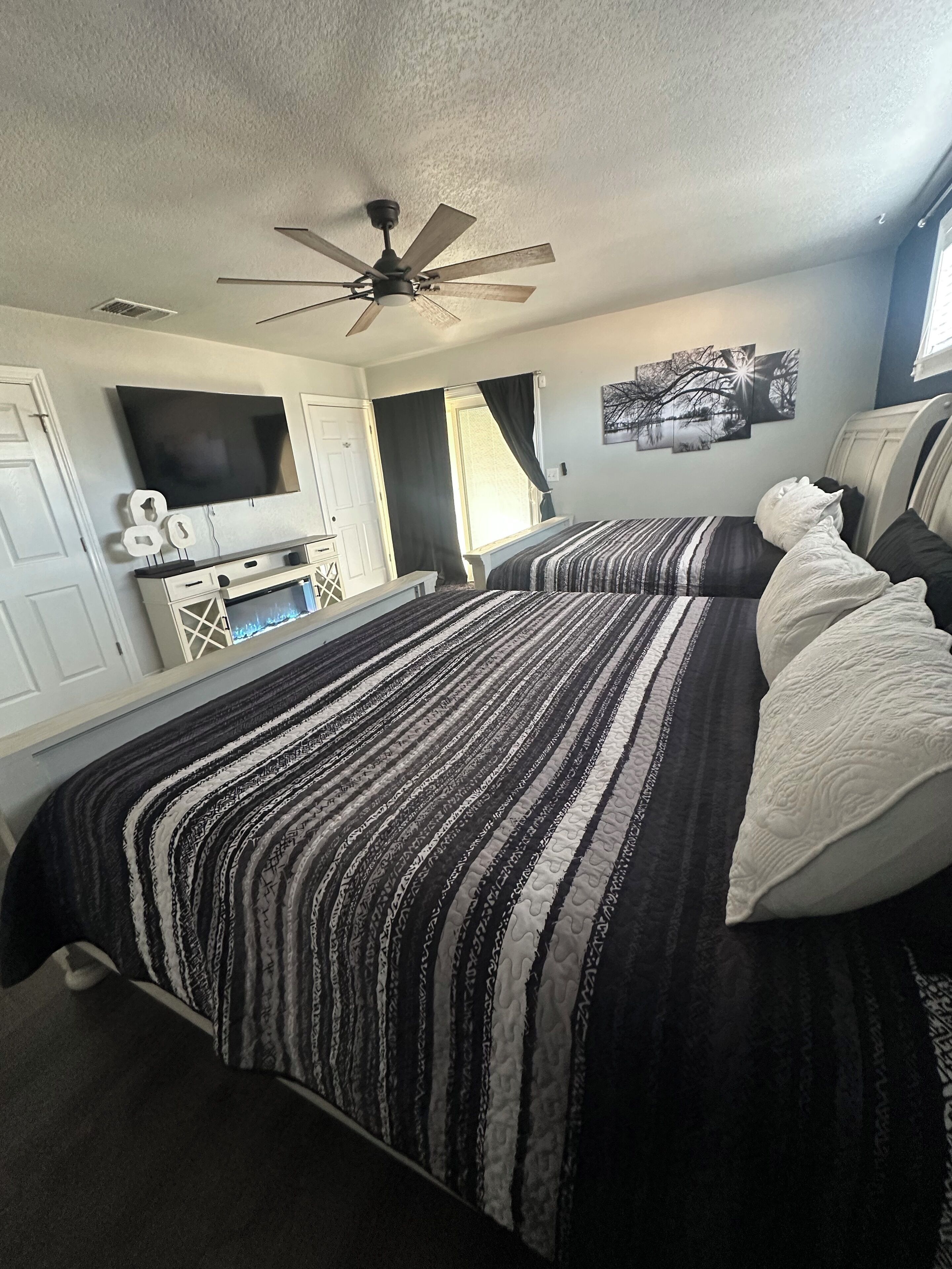 3 bedrooms, desk, iron/ironing board, travel cot