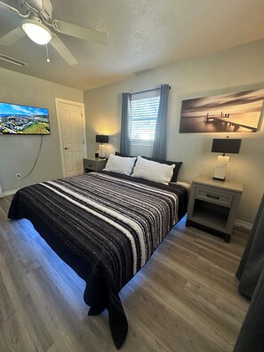 3 chambres, bureau, fer et planche à repasser, lit de bébé portatif