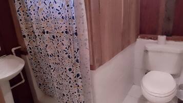 Casa básica, vista para o rio | Banheiro