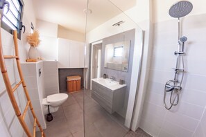Shower, towels, toilet paper - Bleu d'Azur - Sea view apartment (Fort-de-France)