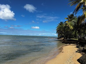 Beach nearby, sun-loungers, beach towels