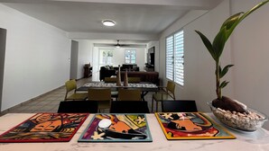 Un comedor moderno con una mesa larga, sillas y un centro decorativo.