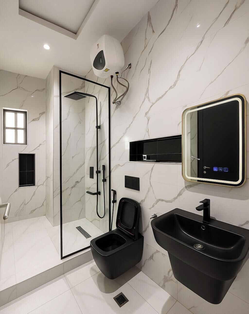 Une salle de bain moderne avec une douche à parois de verre, un bidet noir et un grand miroir.