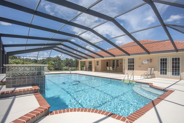 Alberca al aire libre y alberca climatizada