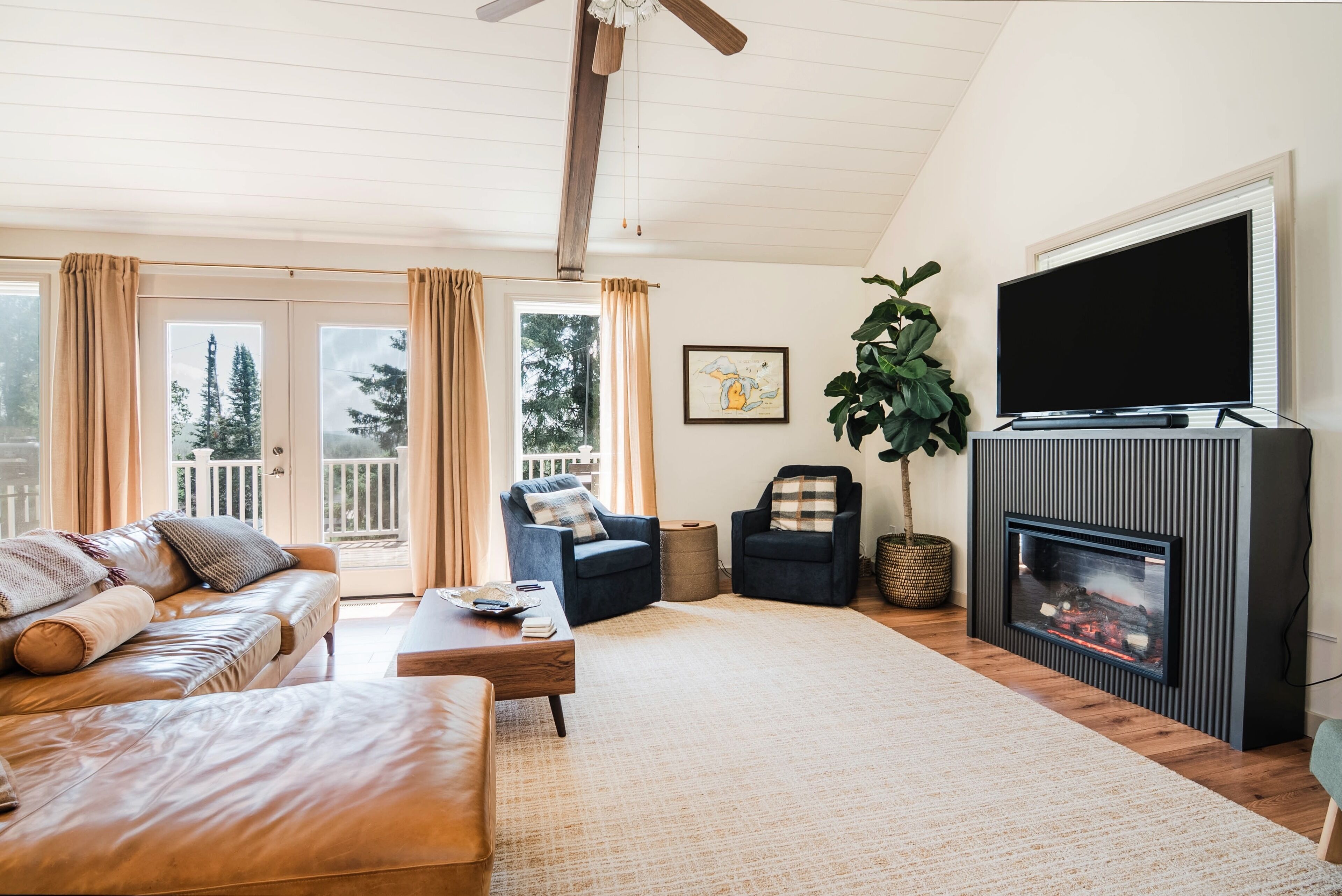 Smart TV, caminetto, videogiochi, tavolo da calcetto