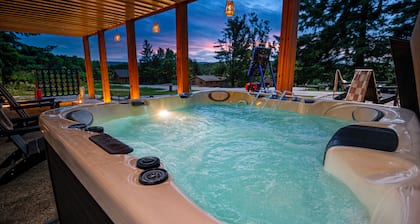Last Minute Fall Deals! Family FUN! 4 Private Bedrooms, Hot Tub, Game room