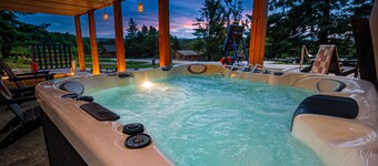 Labor Day Specials! Family FUN! 4 Private Bedrooms, Hot Tub, Game room