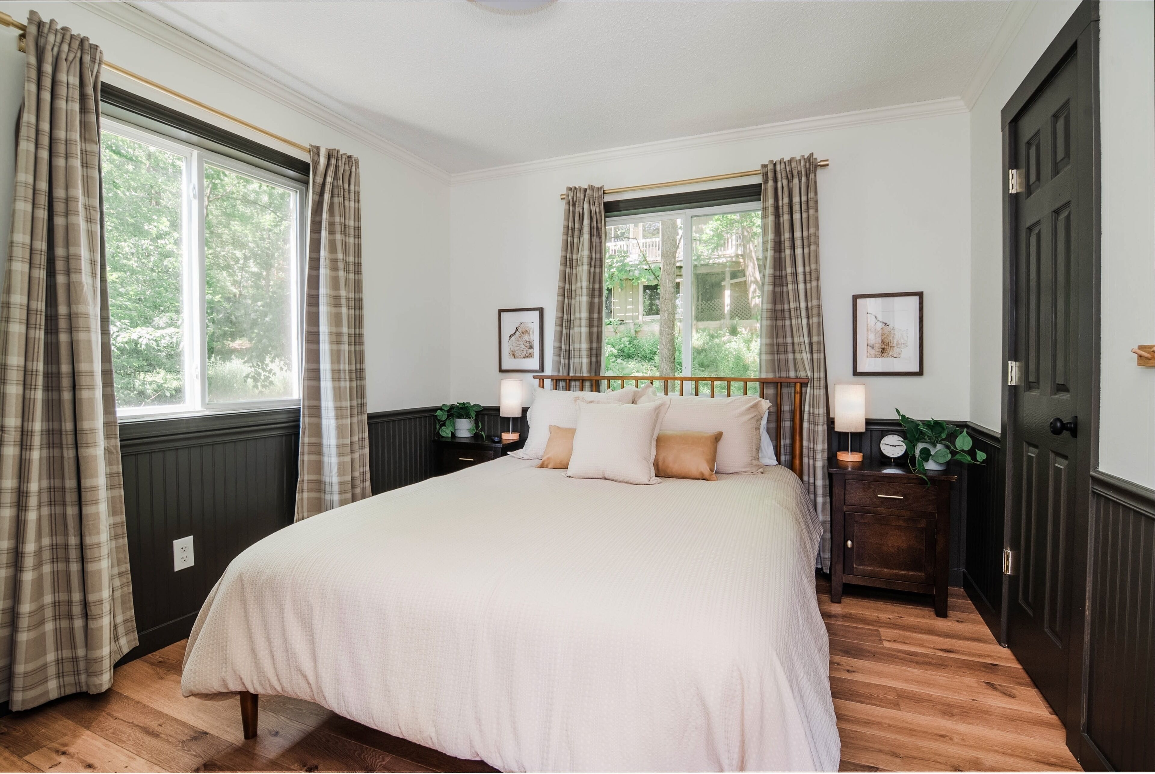 4 bedrooms, desk, iron/ironing board, travel cot