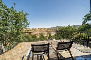 Terrace/patio - Spacious Luxurious Villa Overlooking Millerton Lake (Friant)