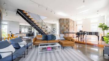 TV connectée, cheminée, écrans d'ordinateur