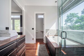 Douche, sĂšche-cheveux, bidet, serviettes fournies