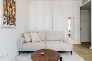 TV, stereo - Blueground | São Sebastião, AC & w/d, nr park (Lisbon)