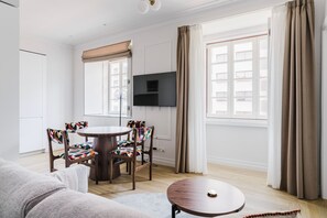 Dining - Blueground | São Sebastião, AC & w/d, nr park (Lisbon)